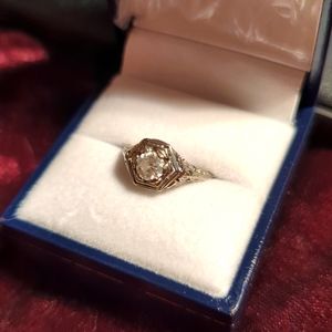 Beautiful Vintage Art Deco 14K white gold, 2.5g diamond ring